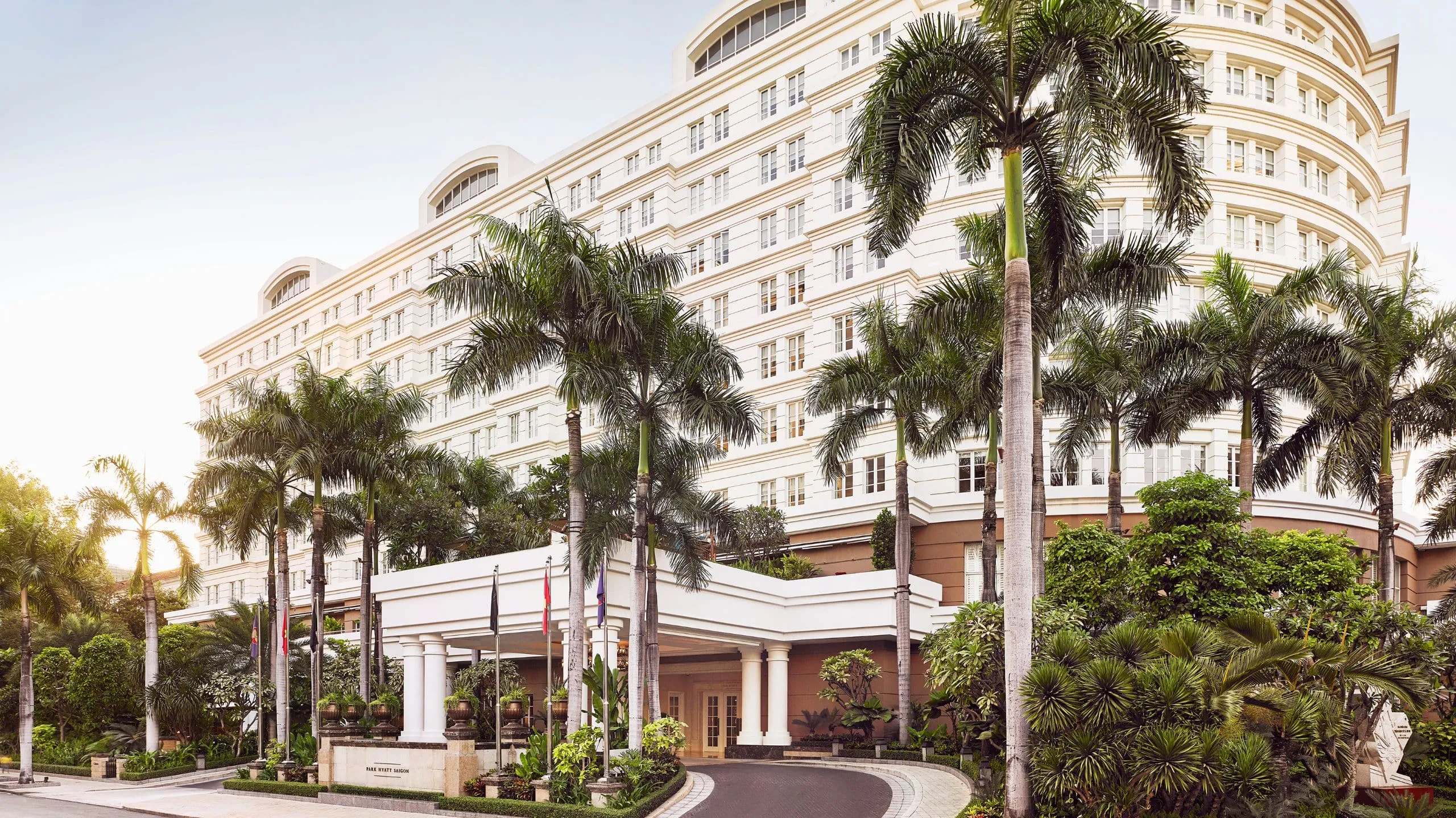 saiph-p0730-exterior-view-16x9 Vẻ đẹp cổ điển Pháp của Park Hyatt Saigon Điểm đến của sự sang trọng