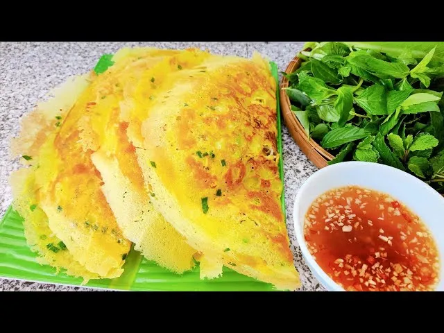 sddefault-40 Hỗn hợp bột bánh xèo được pha chế tỉ mỉ với nước cốt dừa béo ngậy