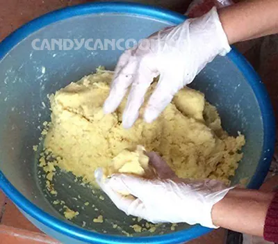 Công đoạn giã lá gai đòi hỏi sự kiên trì để đạt được độ mịn hoàn hảo