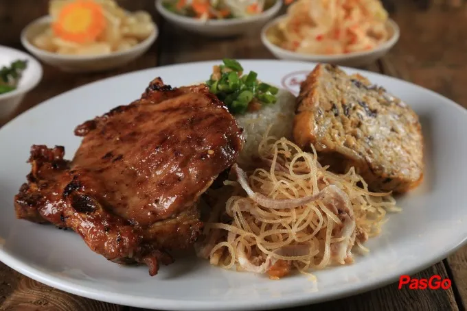 Cơm Tấm Thuận Kiều nổi tiếng với miếng sườn nướng khổng lồ và hương vị lâu đời