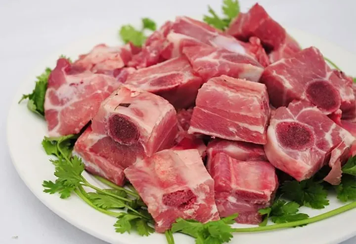 Lựa chọn sườn non có xương dẹt và nhiều thịt là bí quyết giúp món ăn thành công