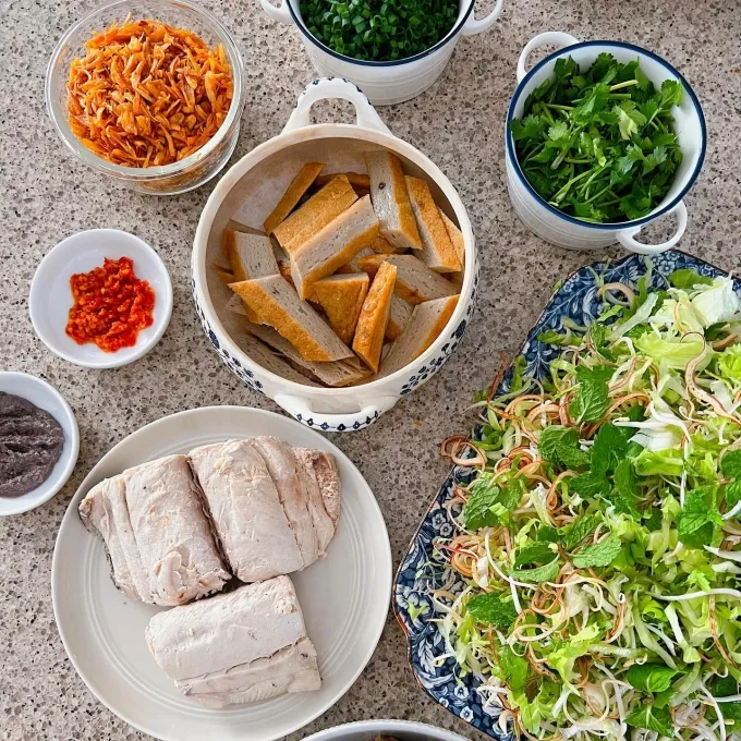 tang-thanh-ha-2-7282-1671790614-1671960125870-1671960125951387175566 Các loại rau gia vị như thì là và rau cải xanh là người bạn đồng hành không thể thiếu của bún cá