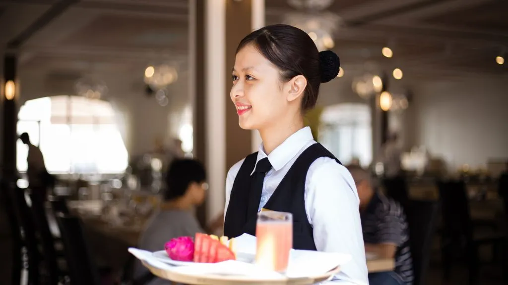 Dịch vụ chuyên nghiệp và chu đáo là điểm mạnh của các quán ăn trung tâm