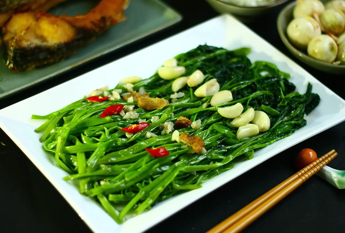 Kỹ thuật xào lửa lớn giúp rau giữ được độ giòn và màu sắc tự nhiên