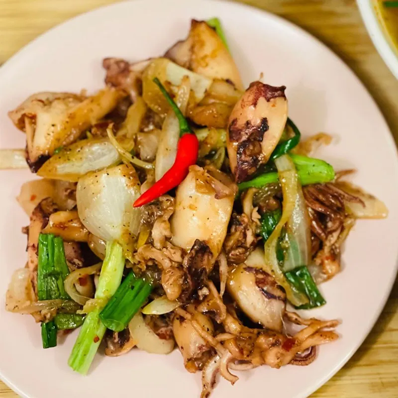 Món mực xào sa tế với màu sắc rực rỡ và hương vị khó cưỡng thu hút mọi thực khách