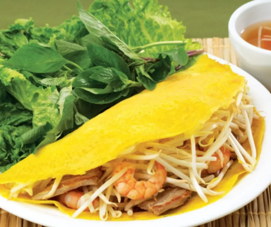 Bánh xèo tôm thịt với lớp vỏ vàng ươm giòn rụm là biểu tượng ẩm thực không thể bỏ qua tại trung tâm Quận 1