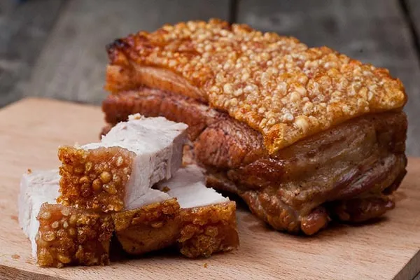 Lớp da nổ đều và phần thịt mọng nước là tiêu chuẩn của heo quay hoàn hảo