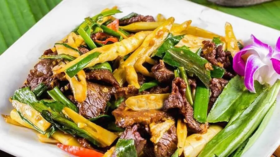 thit-trau-gac-bep-xao-mang Món Thịt Trâu Gác Bếp Xào Măng Trúc Ngất Ngây với màu sắc hấp dẫn và hương vị đặc trưng