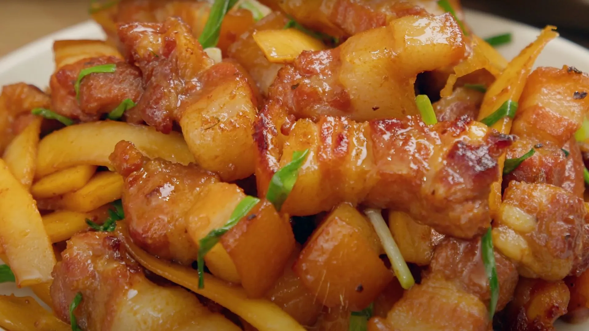 Kỹ thuật kho thịt lửa nhỏ giúp gia vị thấm sâu và tạo màu cánh gián tự nhiên