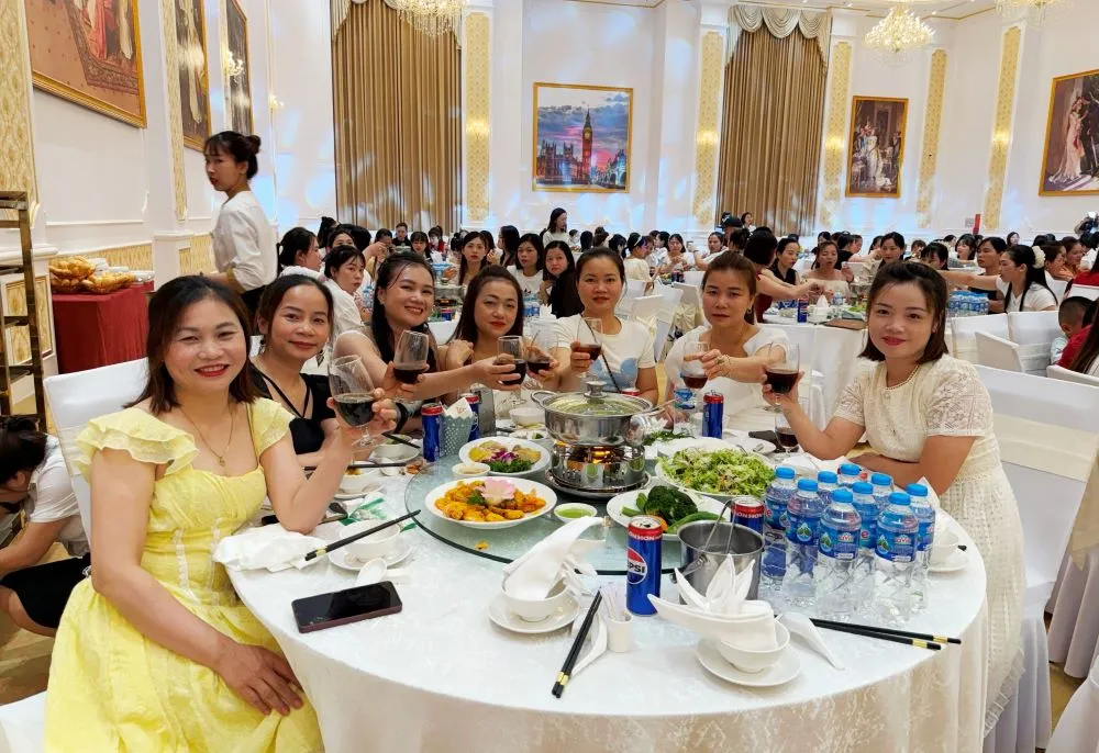 to-chu-tiec-cho-cong-02 Sự hài lòng của nhân viên khi thưởng thức thực đơn tiệc đẳng cấp là minh chứng cho văn hóa doanh nghiệp tốt đẹp