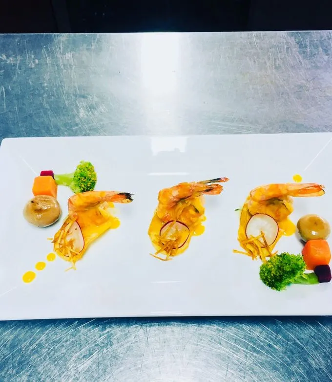 Kỹ thuật áp chảo nhanh giúp tôm giữ được độ ngọt và thấm đều nước sốt