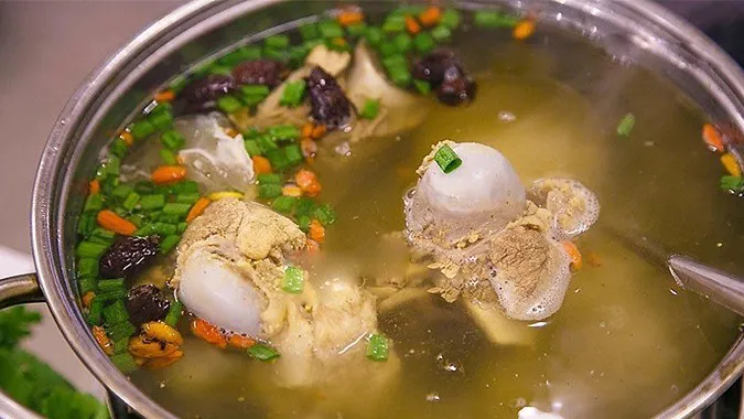 Nước dùng đạt chuẩn phải trong vắt và mang vị ngọt tự nhiên từ xương và rau củ