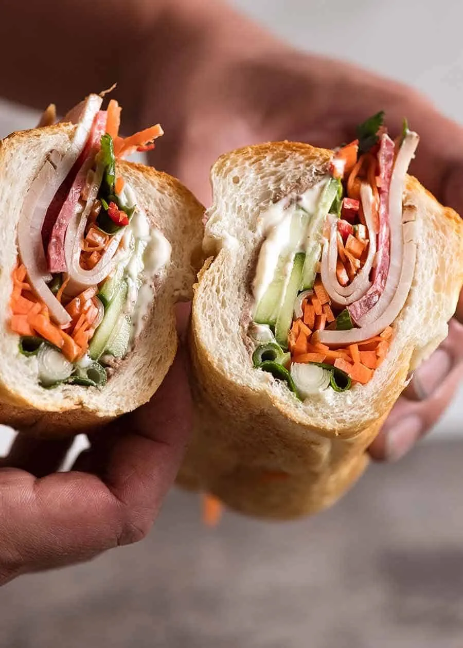 Ổ bánh mì đặc sản với lớp nhân đầy đặn là biểu tượng của ẩm thực đường phố Quận 1