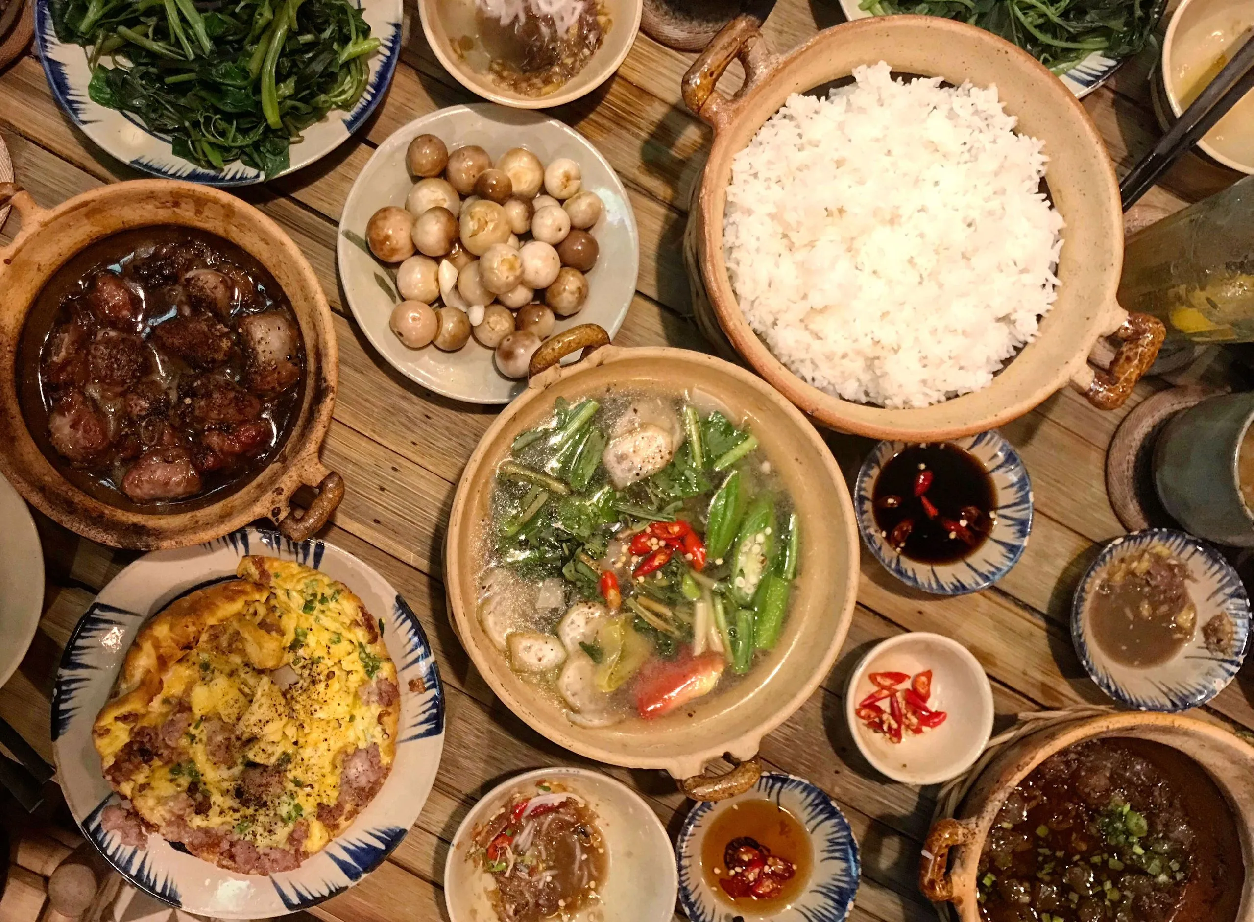 vietnamese-food-holding Sự tinh tế trong cách trình bày món ăn Việt tại các nhà hàng đạt điểm cao