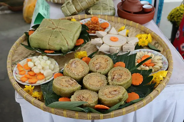 Bánh chưng và bánh tét là linh hồn không thể thiếu trên mâm cỗ Tết cổ truyền của người Việt