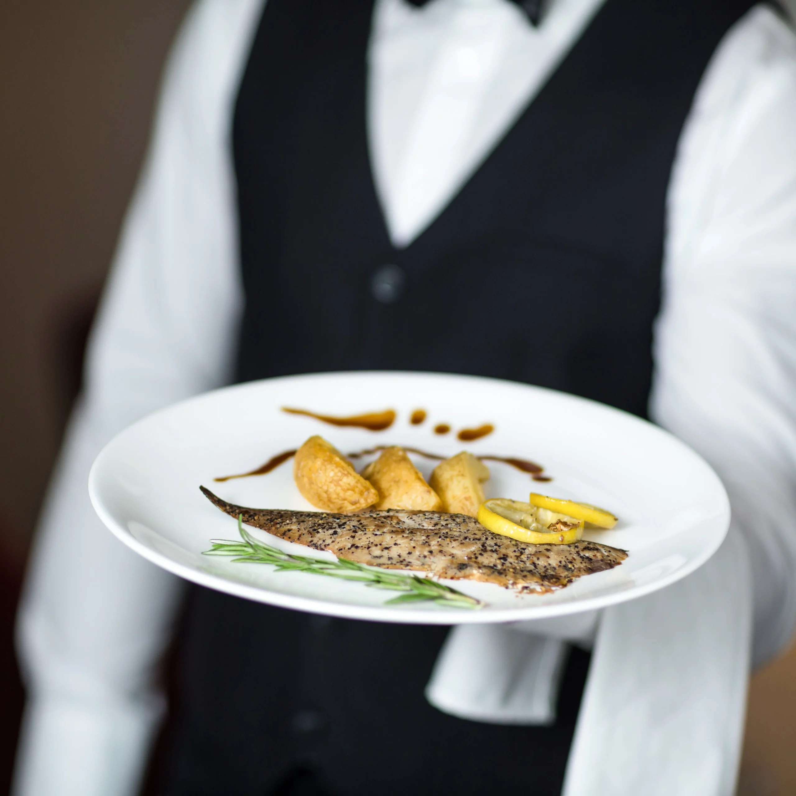 waiter_image-scaled-1 Phong cách phục vụ chuyên nghiệp là yếu tố then chốt tạo nên sự thành công của buổi tiệc