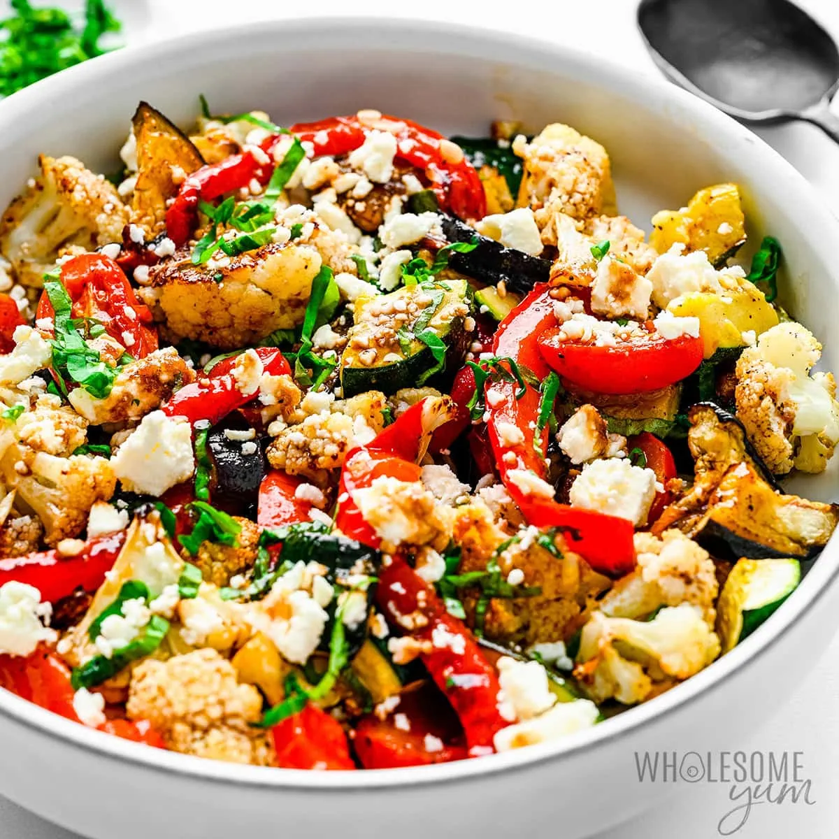 wholesomeyum-roasted-vegetable-salad-2 Bữa tối nhẹ nhàng thanh lọc cơ thể giúp duy trì vóc dáng và sức khỏe toàn diện tại khu vực trung tâm