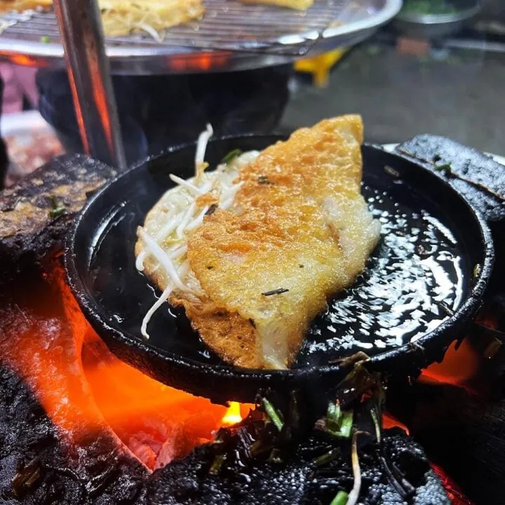 Kích thước khổng lồ của bánh xèo Nam Bộ được đổ trên chảo gang truyền thống
